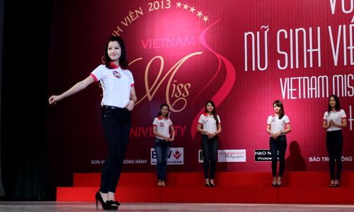 Tối cùng ngày, các thí sinh sẽ khoe nét đẹp duyên dáng với tà áo dài dân tộc trên sân khấu