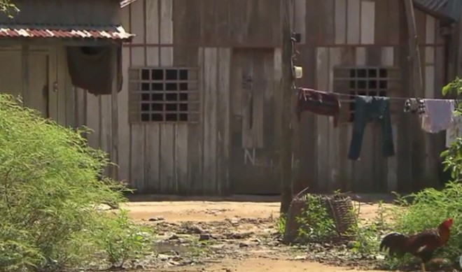 Cảnh nghèo ở Svay Pak. Nạn cho vay nặng lãi cũng hoành hành tại ngôi làng ven đô. Nhiều gia đình vay lãi, lãi mẹ đẻ lãi con và cuối cùng lâm vào cảnh túng quẫn nên đã bán con gái vào các nhà thổ. Ảnh: CNN