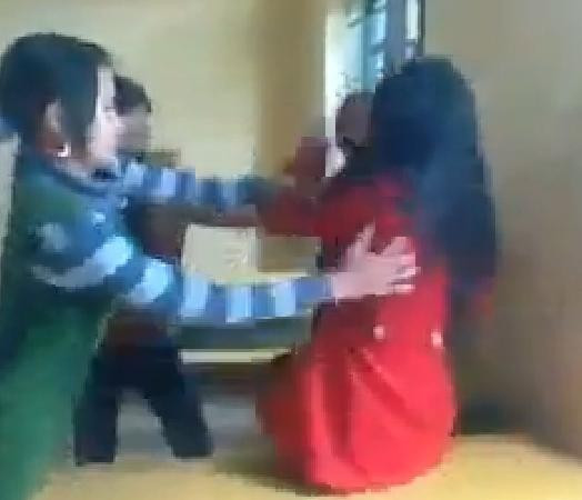 Nữ sinh giằng áo, giật tóc và đánh nhau tới tấp.