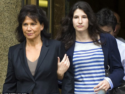 Anna Sinclair, bà vợ thứ 3 của ông Strauss-Khan, rời tòa án cùng con gái Camille sau khi chồng được chấp nhận tại ngoại Ảnh: Getty Images. Anna Sinclair, bà vợ thứ 3 của ông Strauss-Khan, rời tòa án cùng con gái Camille sau khi chồng được chấp nhận tại ngoại Ảnh: Getty Images