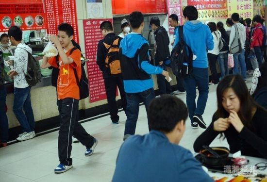 Đi chợ mua đồ một mình