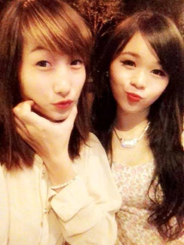 Kim Khánh tự tin tạo dáng chụp ảnh bên những cô gái khác