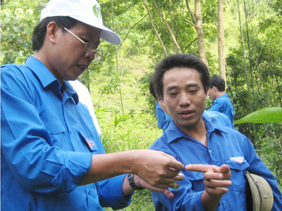 Anh Xuân Hà (phải) giới thiệu chè cho Bí thư T.Ư Đoàn Phan Văn Mãi Ảnh: Trọng Phú 