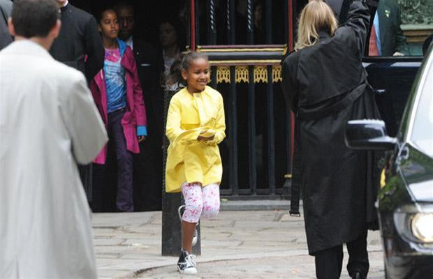 Bà Michelle Obama, hai con gái và đoàn hộ tống đi thăm Downing Street … Ảnh: Telegraph ... thăm Tòa nhà Quốc hội … Ảnh: Telegraph Kể cả ghé vào một tiệm rượu truyền thống nổi tiếng ở Luân Đôn. Ảnh: Telegraph Nhân viên và khung cảnh bên trong tiệm rượu nơi bà Michelle ghé qua… Ảnh: Telegraph Và thăm cả tu viện Westminster Abbey. Ảnh: Telegraph