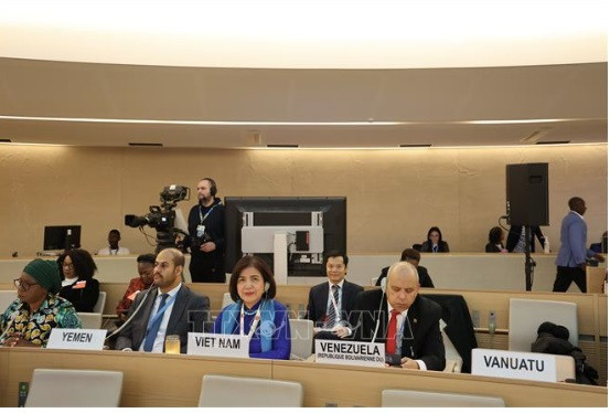 Đại sứ Lê Thị Tuyết Mai dẫn đầu đoàn Việt Nam tham dự, phát biểu tại sự kiện cấp cao kỷ niệm 75 năm thông qua Tuyên ngôn quốc tế nhân quyền (ngày 10 - 12/12). Ảnh: TTXVN. Đại sứ Lê Thị Tuyết Mai dẫn đầu đoàn Việt Nam tham dự, phát biểu tại sự kiện cấp cao kỷ niệm 75 năm thông qua Tuyên ngôn quốc tế nhân quyền (ngày 10 - 12/12). Ảnh: TTXVN.