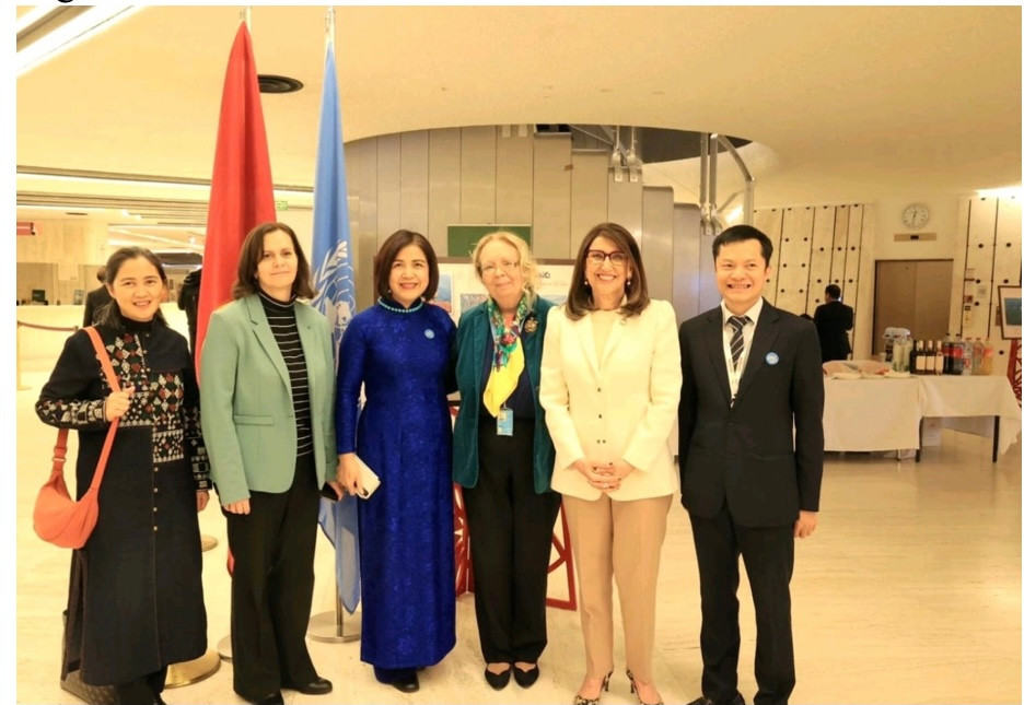 Đại sứ Lê Thị Tuyết Mai và lãnh đạo một số tổ chức quốc tế, phái đoàn các nước tại triển lãm. Ảnh: TTXVN