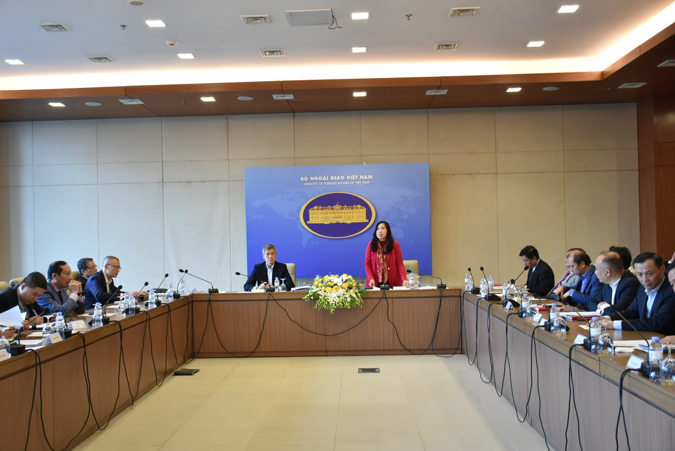 Thứ trưởng Bộ Ngoại giao, Chủ nhiệm Ủy ban Nhà nước về người Việt Nam ở nước ngoài Lê Thị Thu Hằng tham dự và chỉ đạo phiên họp.