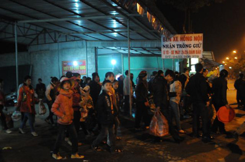 Từ 3h ngày 15-2, nhiều du khách đã rời nhà nghỉ để xuống thuê đò vào Hương Tích