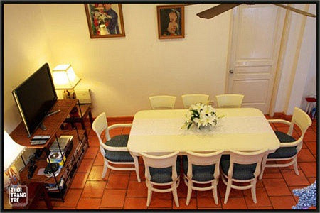 Điểm nhấn trong căn nhà chính là những bức tranh vẽ, những tấm hình mang đầy kỷ niệm của gia đình Diễm My