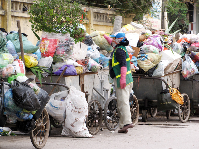 Những cô lao công toát mồ hôi vì lượng rác quá tải trong tiết trời giá rét ngày cuối năm