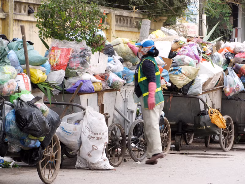 Những cô lao công toát mồ hôi vì lượng rác quá tải trong tiết trời giá rét ngày cuối năm