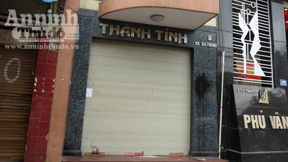 Ngôi nhà của vợ chồng ông bà Thành- Tính đã bị cơ quan công an niêm phong, trước cửa nhà loang lổ toàn dầu thải . Ngôi nhà của vợ chồng ông bà Thành- Tính đã bị cơ quan công an niêm phong, trước cửa nhà loang lổ toàn dầu thải