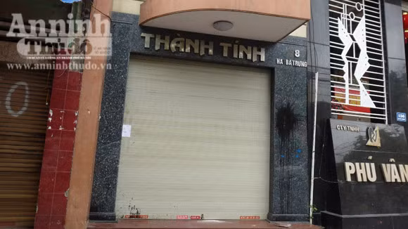Ngôi nhà của vợ chồng ông bà Thành- Tính đã bị cơ quan công an niêm phong, trước cửa nhà loang lổ toàn dầu thải 
