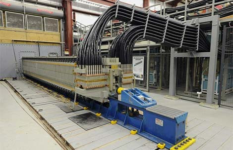 Các chuyên gia đang kiểm tra hệ thống bắn đạn tầm xa, năng lượng cao được đánh giá là mạnh nhất thế giới. Ảnh: Getty Images.