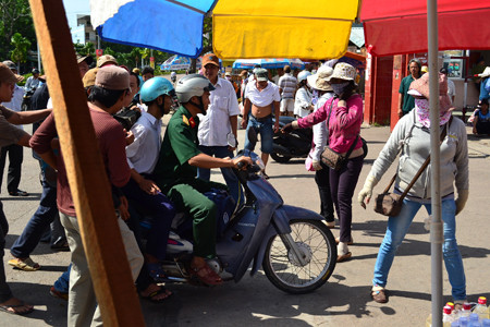 Cò bao vậy chặn, đuổi cướp lấy hành lý TS. Ảnh: Việt Hương