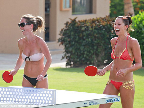 Dù vòng 1 không còn cỡ bự nhưng Danielle Lloyd vẫn rất vui vẻ khi ở bên cạnh bạn bè