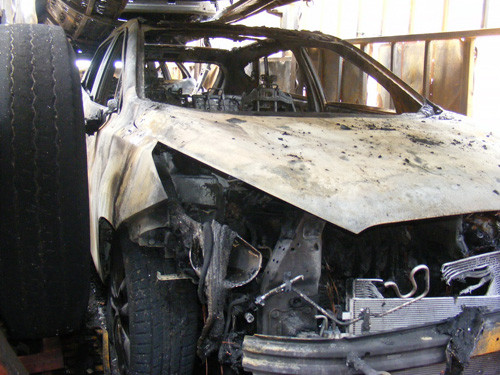 Bốn chiếc ô tô đời mới, vừa xuất xưởng trong tình trạng như thế này. Bốn chiếc ô tô đời mới, vừa xuất xưởng trong tình trạng như thế này