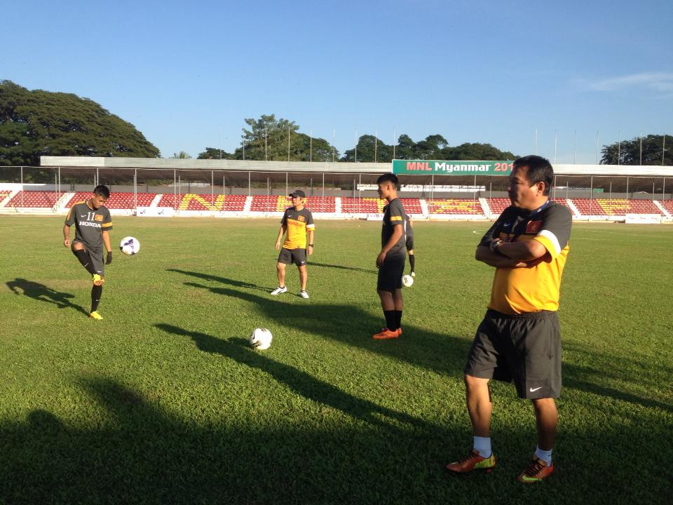 HLV Hoàng Văn Phúc quan sát học trò tập luyện. HLV Hoàng Văn Phúc xem học trò tập luyện