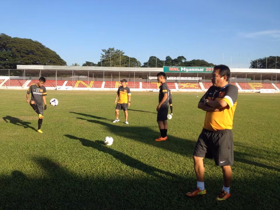 HLV Hoàng Văn Phúc quan sát học trò tập luyện. HLV Hoàng Văn Phúc xem học trò tập luyện