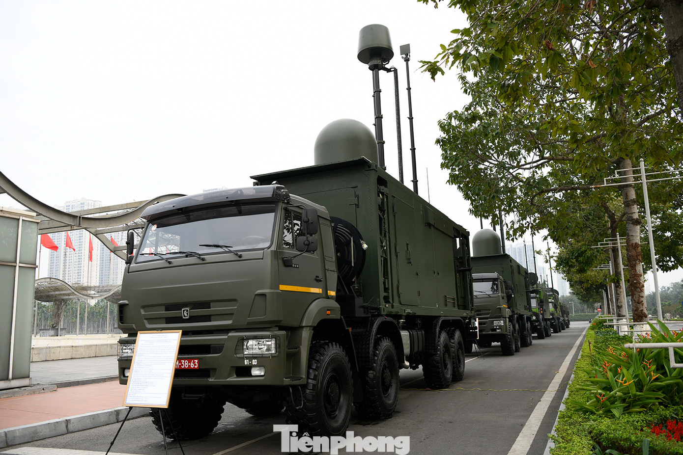 Tổ hợp trinh sát gây nhiễu đường không tầm xa GBR-HP dùng để trinh sát, định hướng, định vị, phân tích, nhận dạng và gây nhiễu các ra đa trinh sát, điều khiển hỏa lực của đối phương.