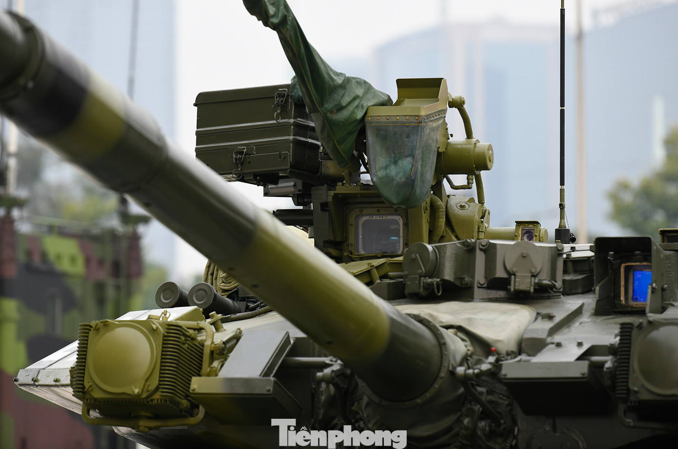 Hệ thống vũ khí cực mạnh cho phép T-90 bắn nhanh và có độ chính xác cao, kể cả khi xe tăng chạy với tốc độ cao.