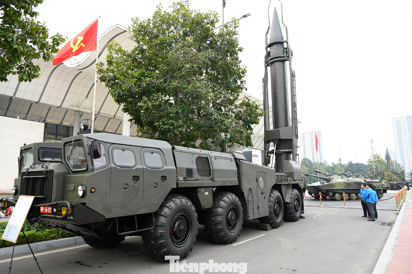 Tên lửa đất đối đất R17E (Scud-B) có chiều dài 11,25m, đường kính thân 0,88m, trọng lượng phóng 5,9 tấn, tầm bắn xa nhất 300km.