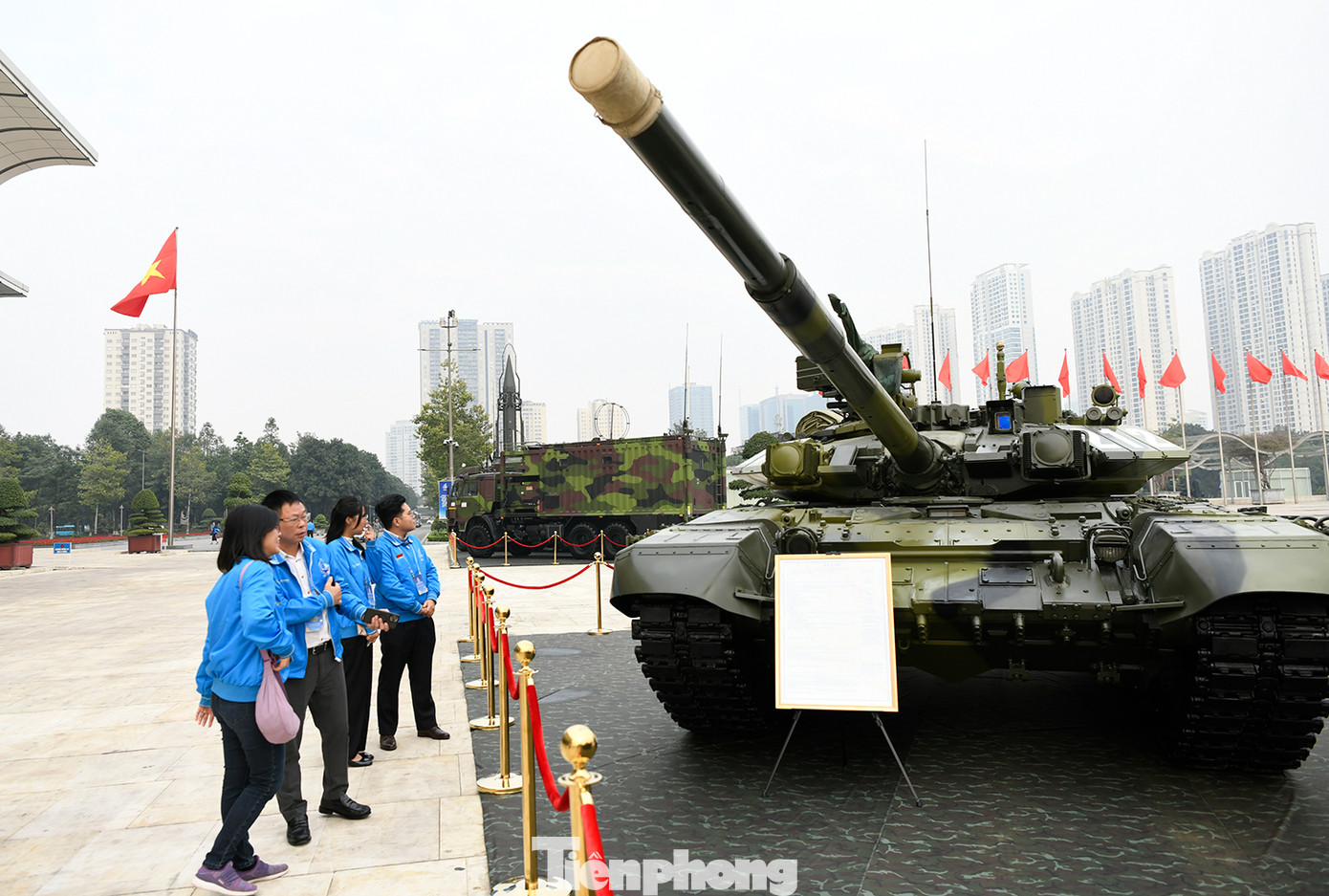 Pháo nòng trơn 2A46M5 cỡ 125mm được trang bị hệ thống ổn định tầm hướng 2E42-4 và hệ thống nạp đạn tự động mới nhất giúp xe tăng T-90 có tốc độ bắn cao (khoảng từ 7-8 phát/phút),