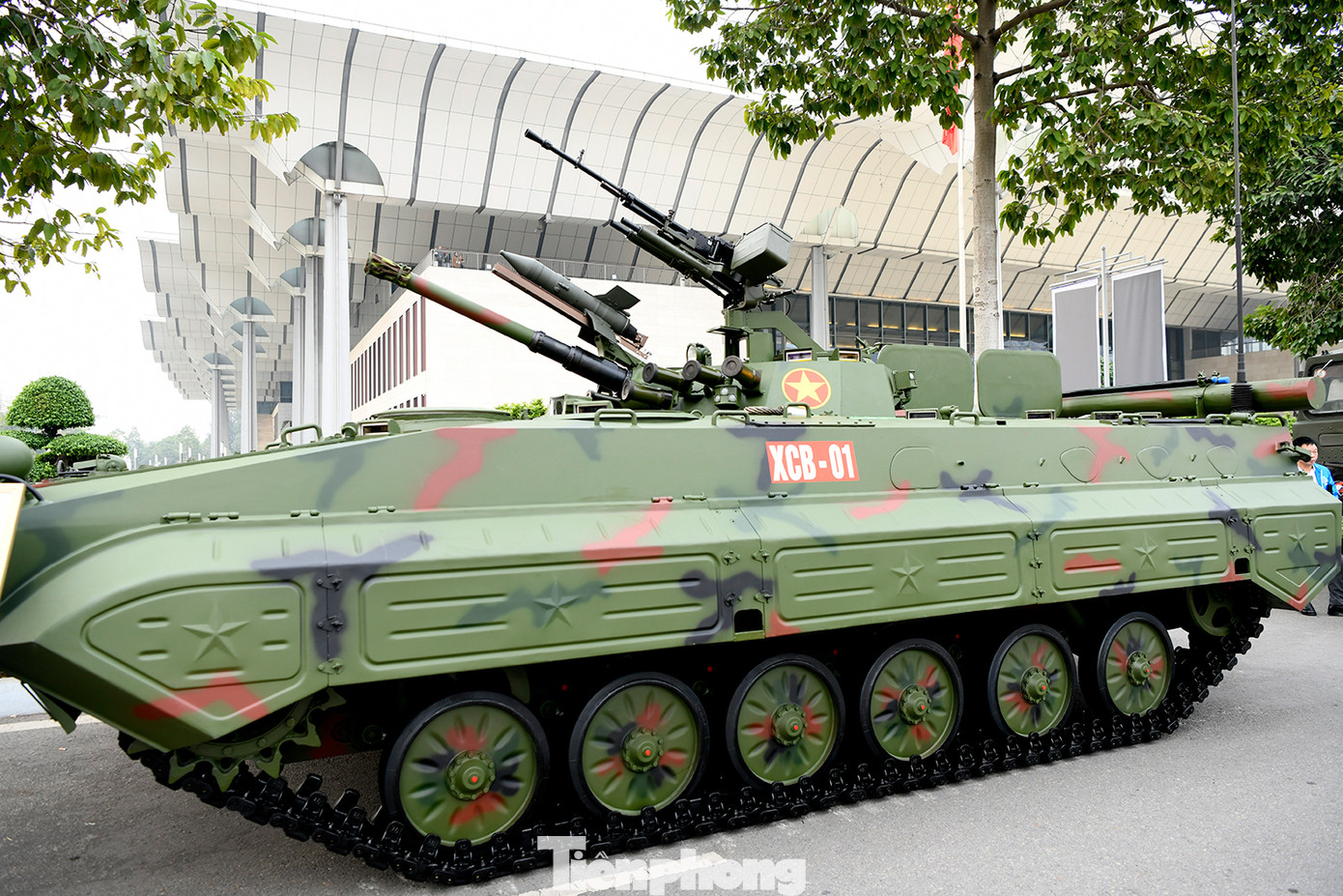 Xe chiến đấu bộ binh XCB-01 có tổng trọng lượng khoảng 15 tấn. XCB-01 có khả năng đạt tốc độ tối đa lên tới 65km/giờ, tốc độ bơi 7km/giờ.