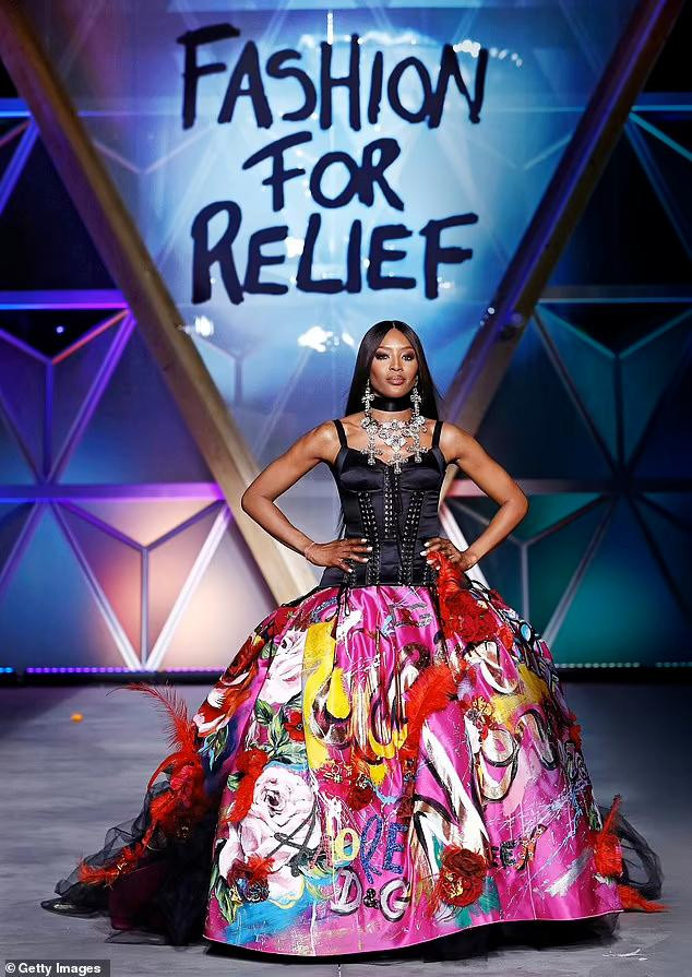 Naomi Campbell trình diễn thời trang trong sự kiện gây quỹ năm 2018.