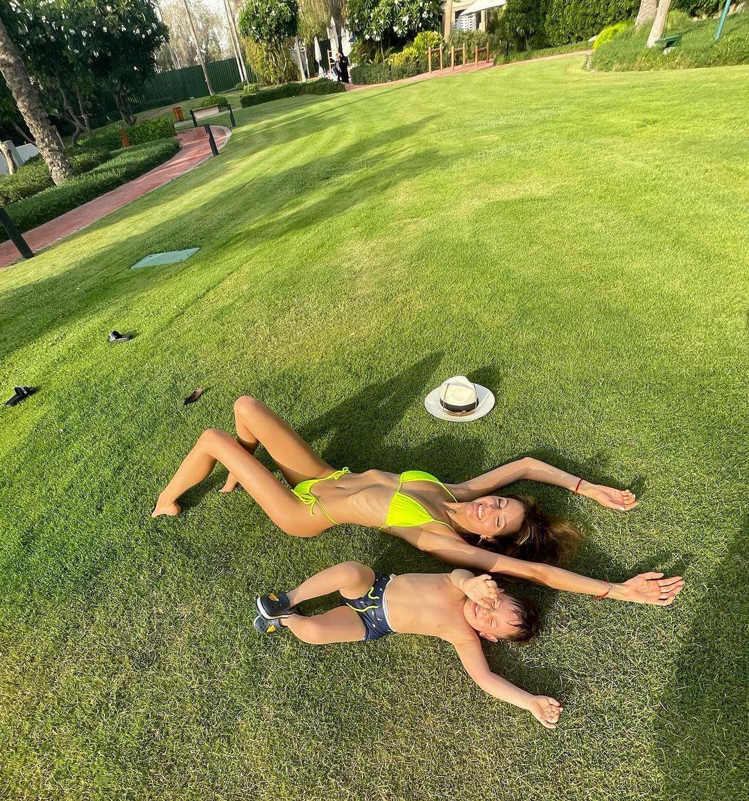 Trong chuyến đi này, Voevodina dẫn theo con trai Tengku Ismail Leon Petra (tên thân mật Leon). Cậu bé vừa tròn 2 tuổi hôm 21/5 vừa qua.