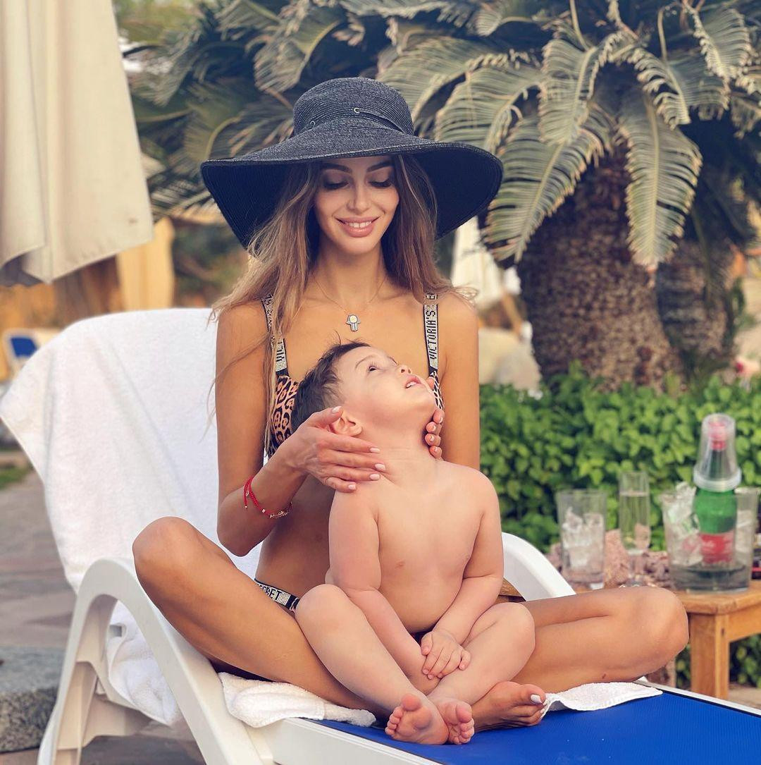 Theo Voevodina, cô từng phải chiến đấu với chứng trầm cảm để có được trạng thái tinh thần ổn như hiện tại. “Sự hồi phục của tôi đi kèm với chứng mất ngủ, suy nhược thần kinh, vô vàn lo sợ về tương lai và trách nhiệm với đứa trẻ vì tôi là người duy nhất trên thế giới này đối với con”, cô nói.