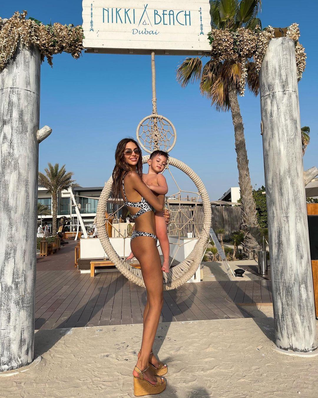 “Tôi đã sẵn sàng chia sẻ giai đoạn khó khăn nhất trong cuộc đời mình. Hai năm này rất khó khăn đối với tôi. Thật sai lầm khi nghĩ tôi dễ dàng sống tiếp sau cuộc ly hôn”, cô chia sẻ.