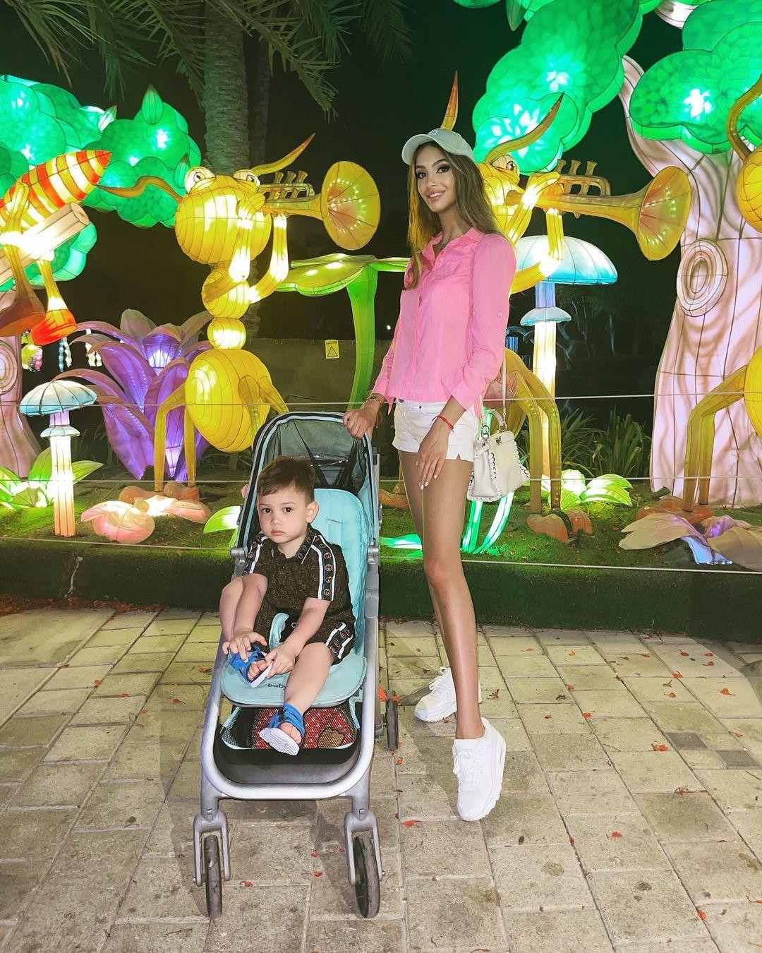 “Mục đích duy nhất của tôi là sống trong hòa bình và nuôi dạy con trai tôi. Tôi rất muốn có thể đạt được một thỏa thuận hòa bình, vẫn giữ được mối quan hệ bạn bè với chồng cũ”, cô nói. Trước đó, luật sư của Voevodina, Ivan Melnikov, tiết lộ, người đẹp đã từ chối thỏa thuận trị giá 1 triệu USD để "ngậm miệng".