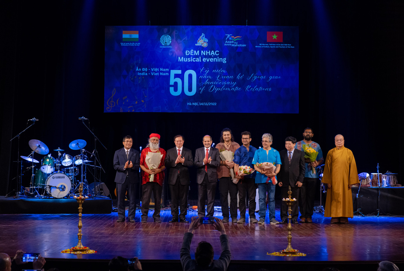 Ban tổ chức tặng hoa ban nhạc.