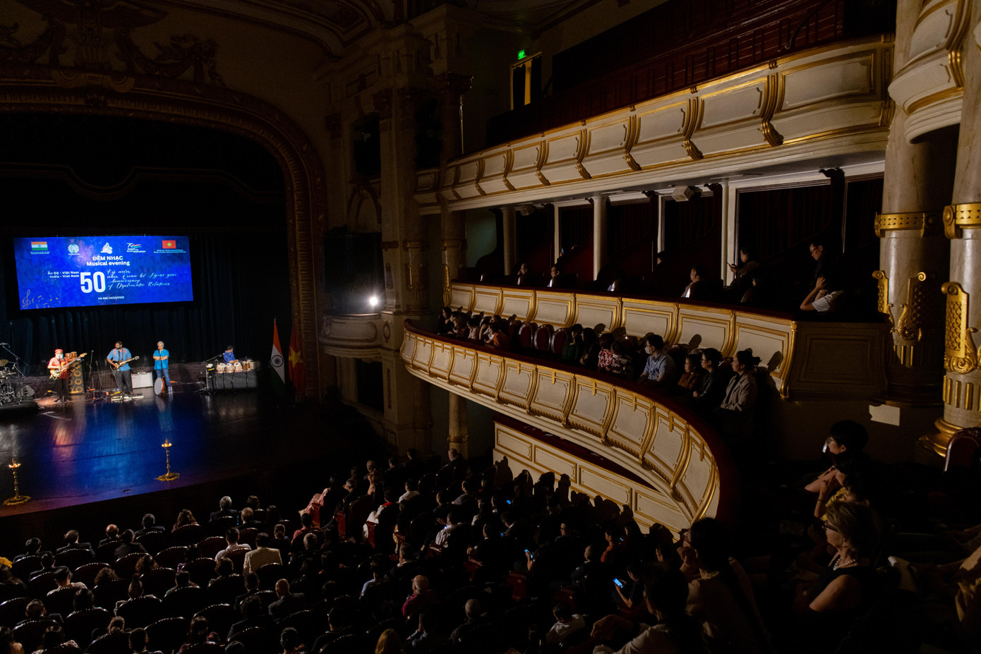 Đông đảo khán giả tới Nhà hát Lớn thưởng thức đêm nhạc Ấn Độ Dương