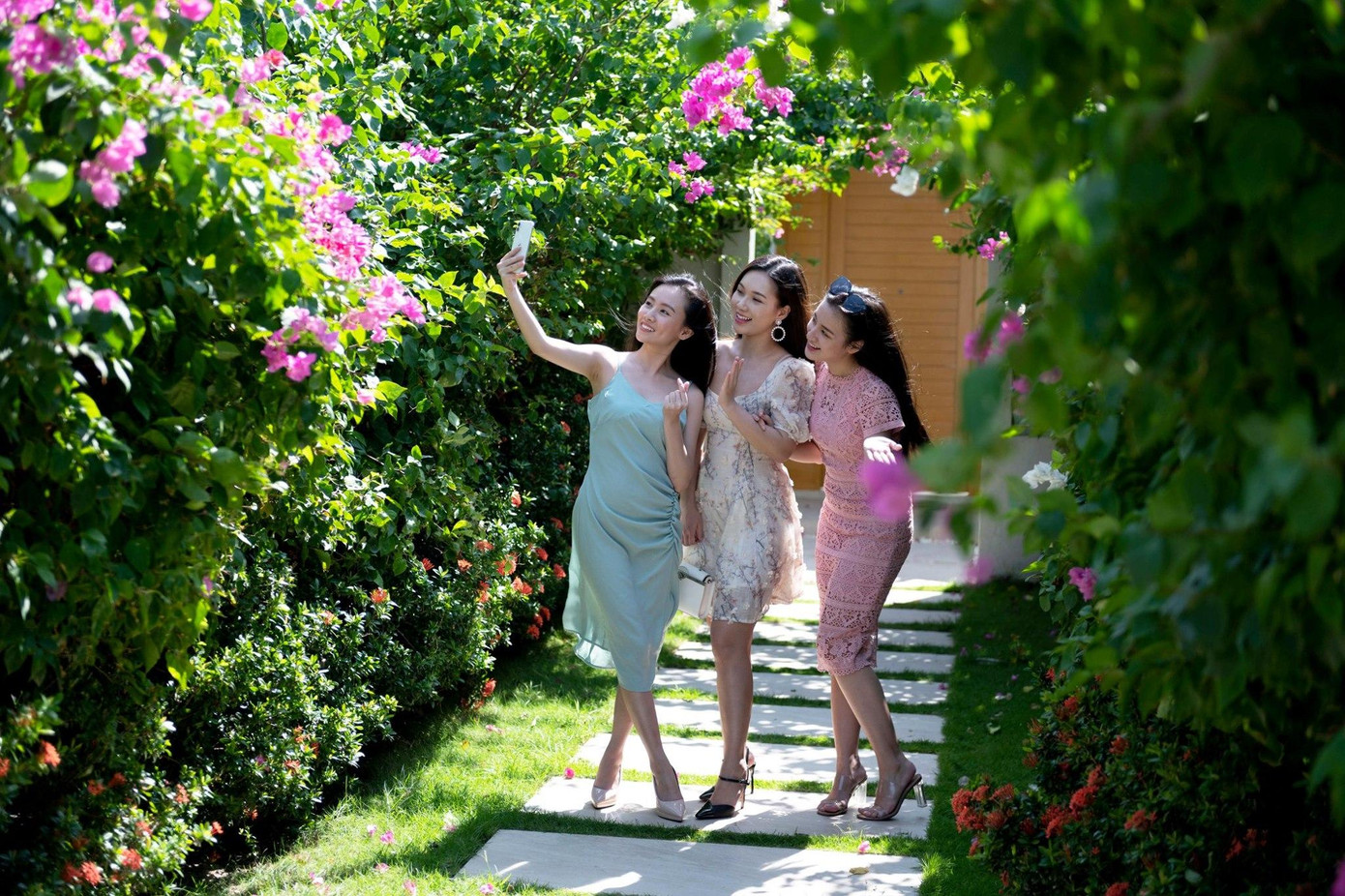 Không gian ngập tràn sắc xanh của cỏ cây, hoa lá rực rỡ tại đây đích thị là điểm đến không thể bỏ qua của những cô nàng đam mê check-in (Ảnh: FLC Quy Nhơn) Không gian ngập tràn sắc xanh của cỏ cây, hoa lá rực rỡ tại đây đích thị là điểm đến không thể bỏ qua của những cô nàng đam mê check-in (Ảnh: FLC Quy Nhơn)