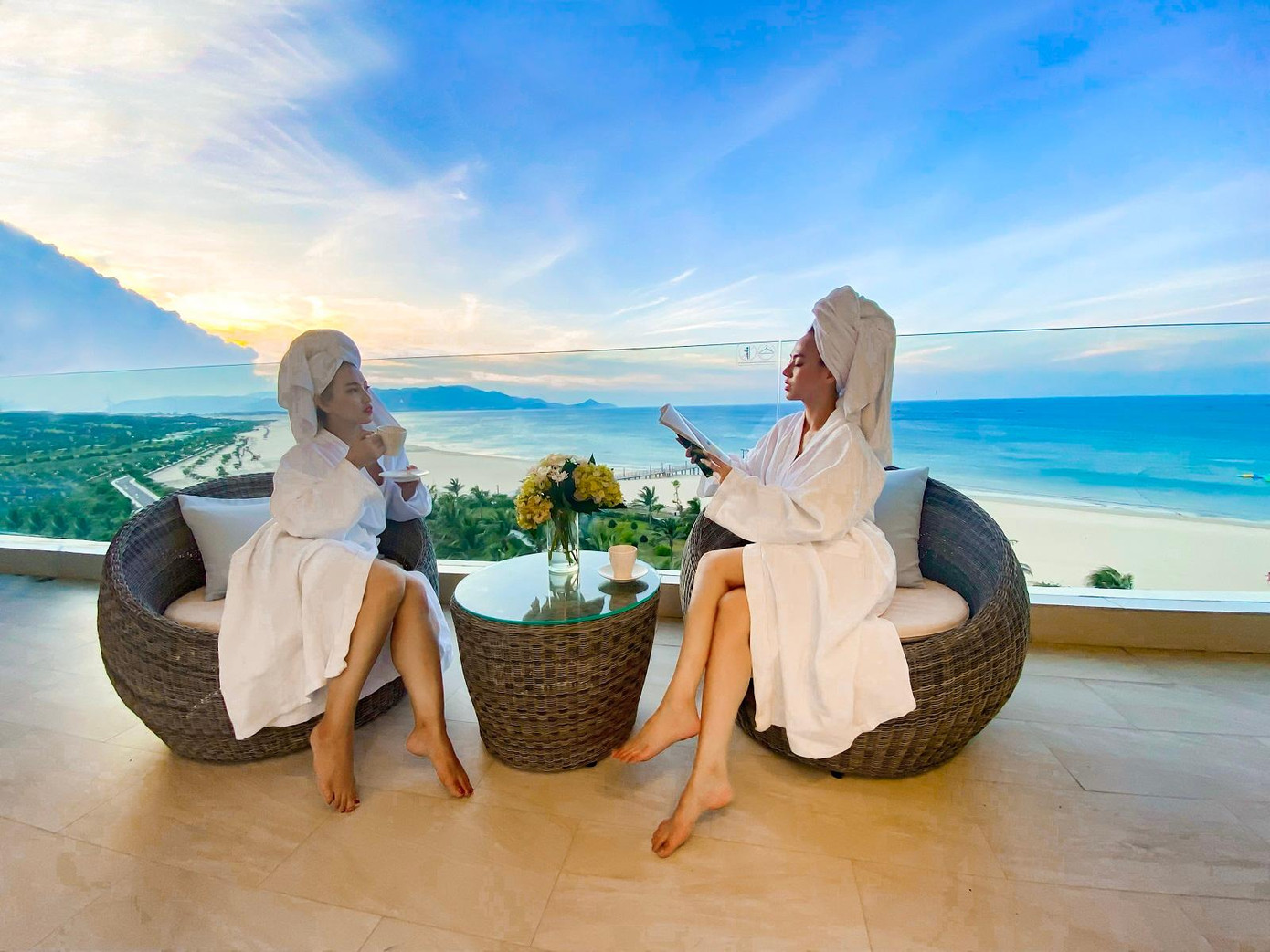 Những góc ban công rộng mở, khoáng đạt của cả 2 tòa khách sạn là nơi bạn có thể thư giãn thưởng trà, lắng nghe tiếng sóng vỗ ngoài xa (Ảnh: FLC Quy Nhơn) Những góc ban công rộng mở, khoáng đạt của cả 2 tòa khách sạn là nơi bạn có thể thư giãn thưởng trà, lắng nghe tiếng sóng vỗ ngoài xa (Ảnh: FLC Quy Nhơn)