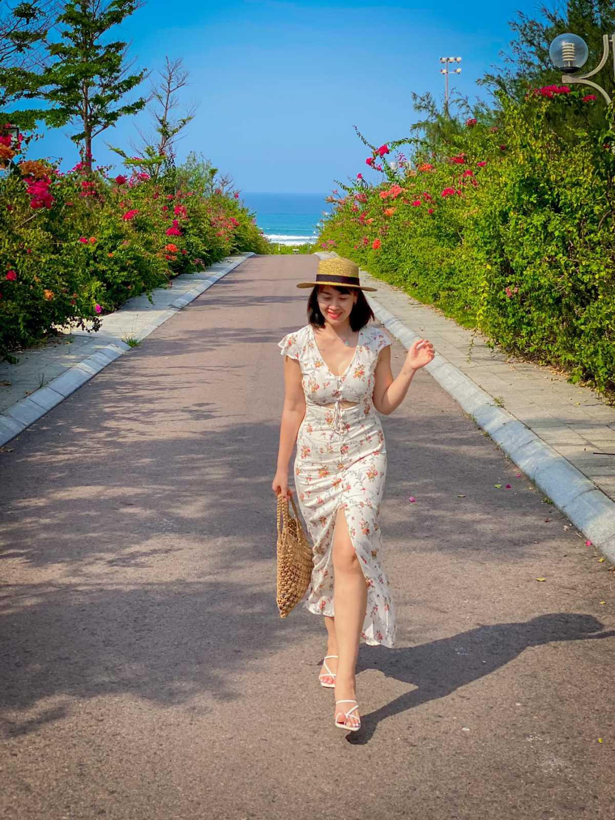 Khuôn viên rộng lớn giúp FLC Quy Nhơn mang đến không gian nghỉ dưỡng cực “chill” bên bờ biển cho du khách. Không chỉ dạo bộ chụp ảnh, đạp xe lang thang trên những cung đường ven biển lộng gió, ngắm đại dương mênh mang chỉ cách vài bước chân cũng là hoạt động được nhiều bạn trẻ yêu thích (Ảnh: Vu Minh Hue) Khuôn viên rộng lớn giúp FLC Quy Nhơn mang đến không gian nghỉ dưỡng cực “chill” bên bờ biển cho du khách. Không chỉ dạo bộ chụp ảnh, đạp xe lang thang trên những cung đường ven biển lộng gió, ngắm đại dương mênh mang chỉ cách vài bước chân cũng là hoạt động được nhiều bạn trẻ yêu thích (Ảnh: Vu Minh Hue)