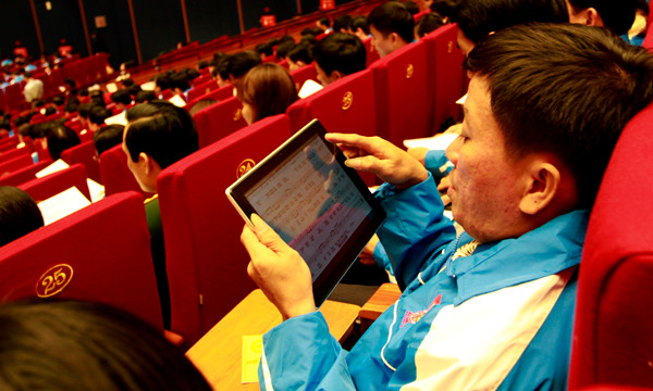 Hình ảnh xuất hiện khá nhiều ở Đại hội là đại biểu sử dụng công nghệ. Một đại biểu xem lời hát bằng ipad