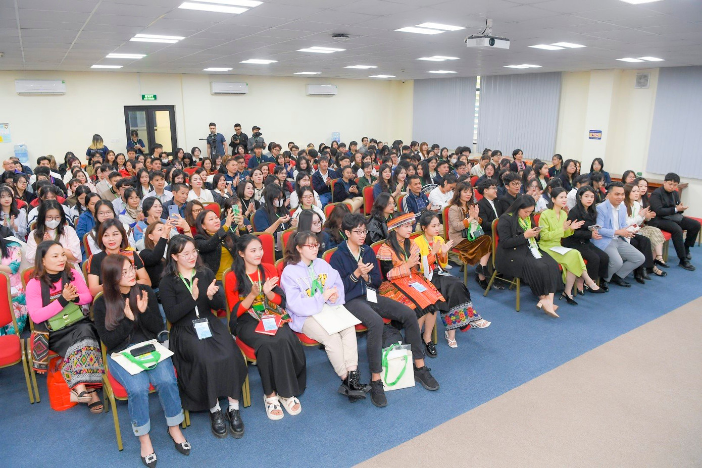 Đông đảo phụ huynh, bạn bè tới cổ vũ cho các đội thi tại “đầu cầu” Hà Nội Đông đảo phụ huynh, bạn bè tới cổ vũ cho các đội thi tại “đầu cầu” Hà Nội