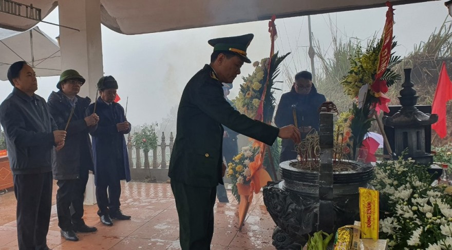 Các đại biểu dự lễ khánh thành thắp hương các Anh hùng liệt sỹ tại Nhà bia tưởng niệm Các đại biểu dự lễ khánh thành thắp hương các Anh hùng liệt sỹ tại Nhà bia tưởng niệm