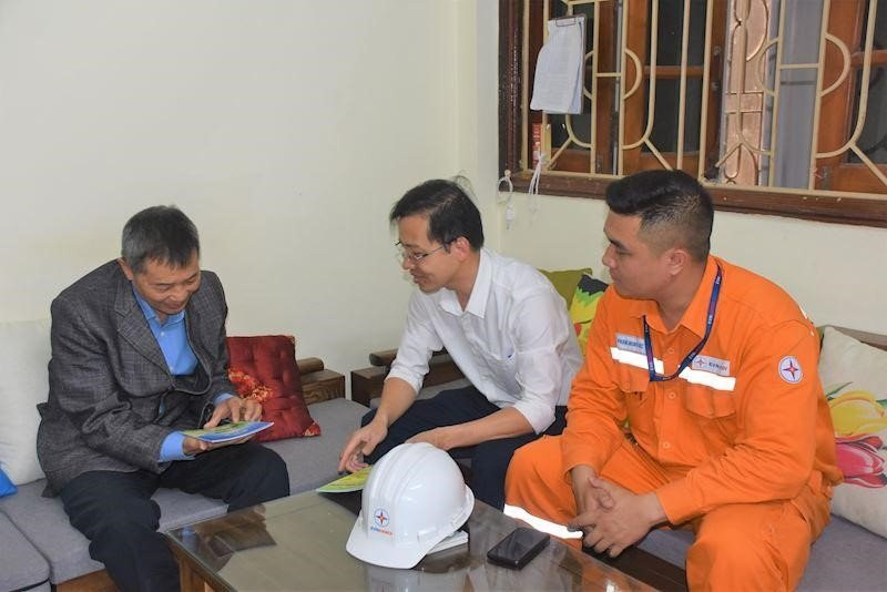 EVNHANOI tuyên truyền tiết kiệm điện đến các hộ gia đình trên địa bàn Thành phố