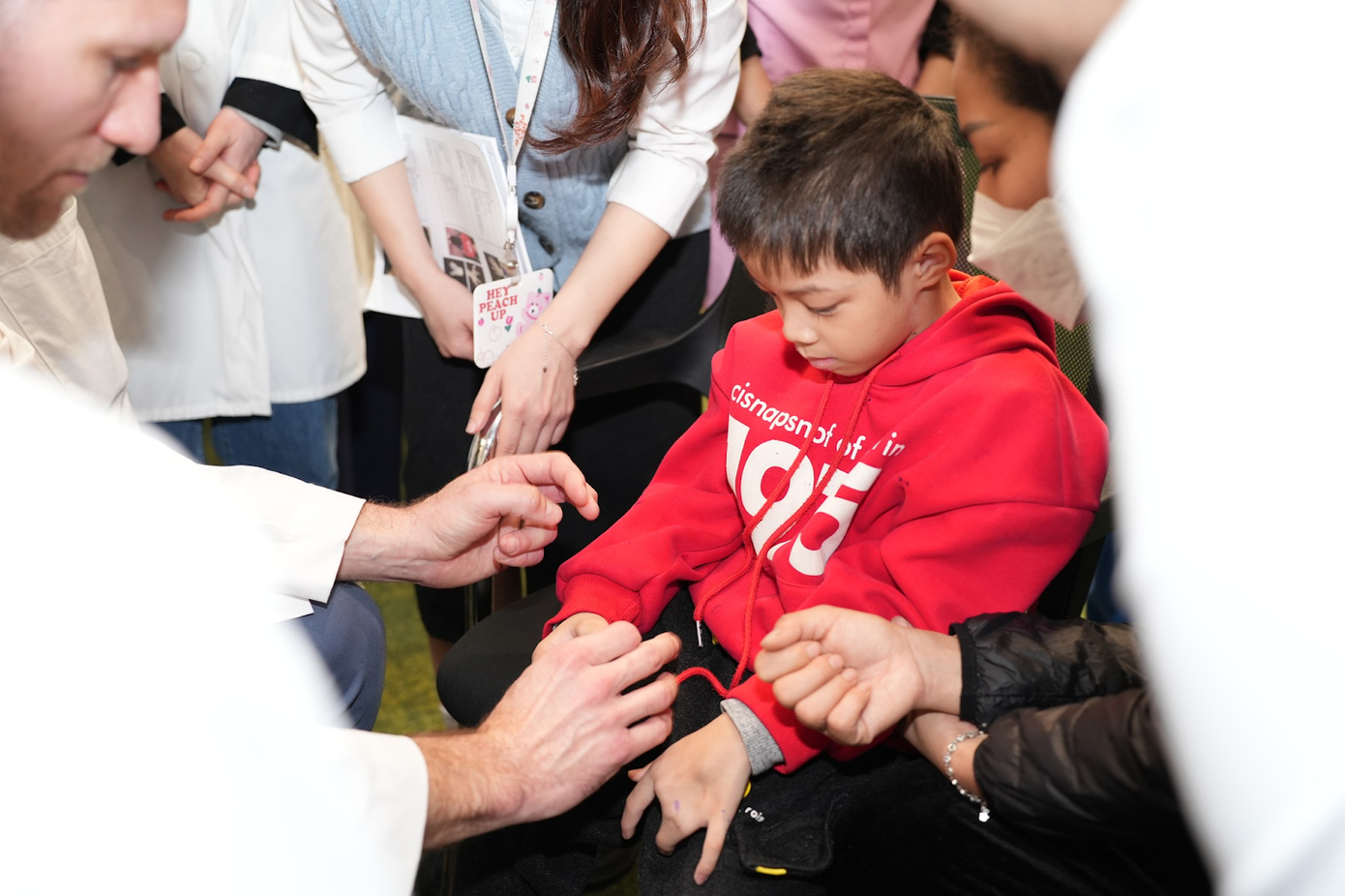 Bé Ngô Quang Huy và đôi bàn tay không được lành lặn như các bạn đồng trang lứa.