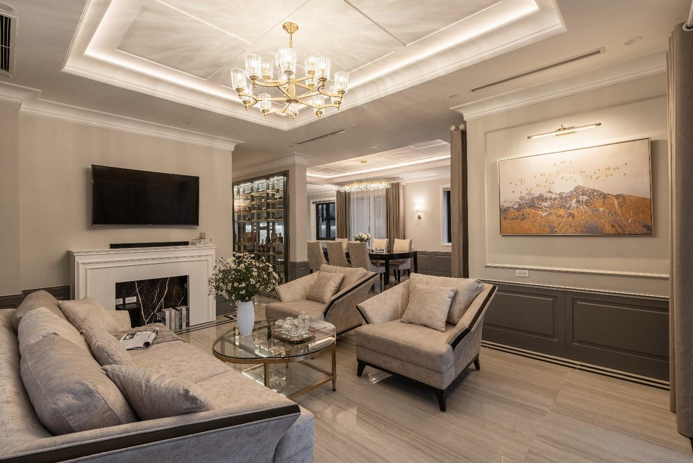 Căn nhà được trang trí với các loại nội thất theo phong cách cổ điển, có giản lược để chi tiết nhẹ nhàng thoáng mắt nhưng vẫn tạo sự sang trọng và gần gũi. Tone màu trung tính, điểm nhấn là các mảng màu ghi của ốp chân tường, kết hợp với ánh sáng tone màu nóng và các đồ decor tạo không gian ấm cúng.