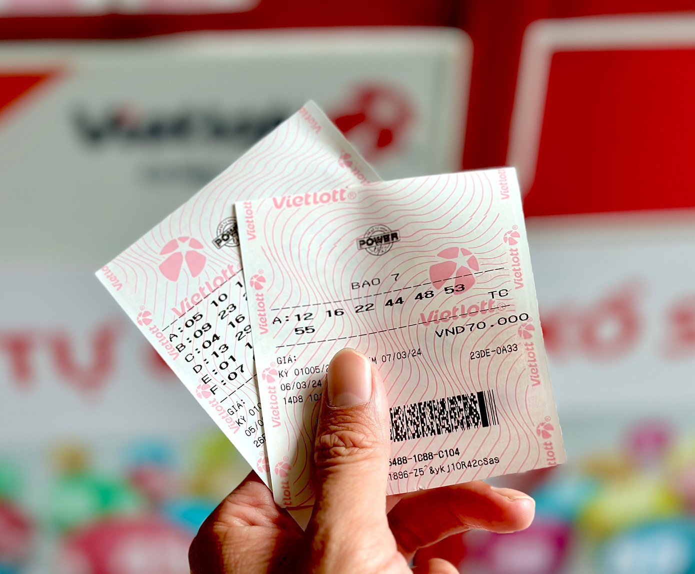 Để tăng cơ hội trúng Jackpot, nhiều người chơi chọn hình thức mua vé bao. Để tăng cơ hội trúng Jackpot, nhiều người chơi chọn hình thức mua vé bao.