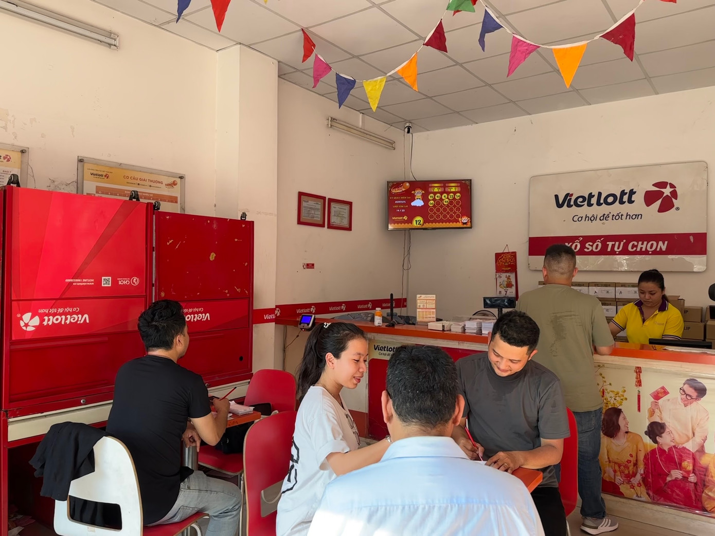 Các điểm bán Vietlott trở nên nhộn nhịp hơn khi Jackpot 1 Power 6/55 vượt 300 tỷ đồng.