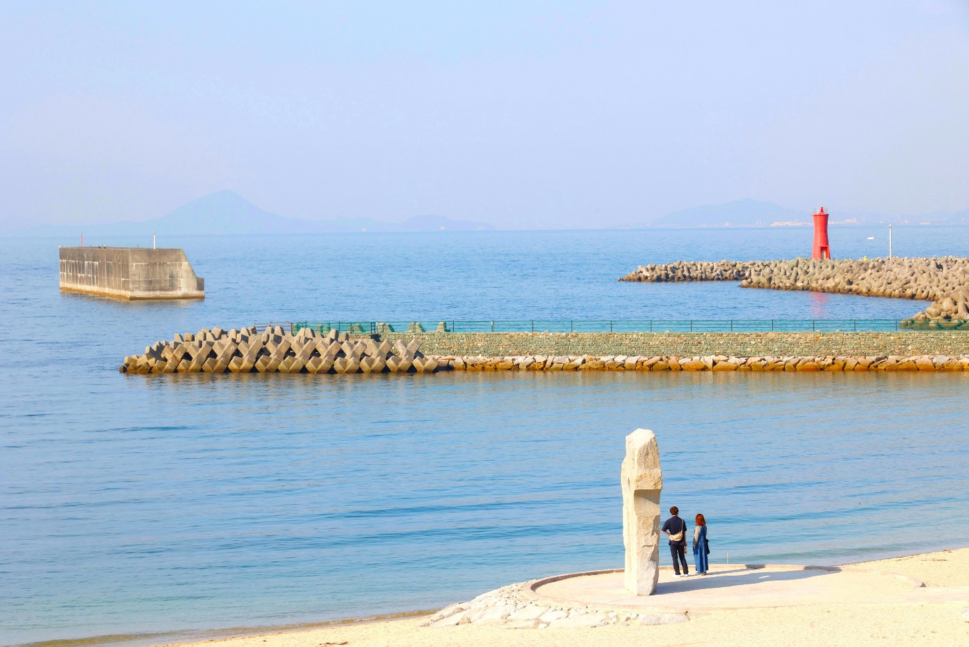 Một cặp đôi bên bờ biển Một cặp đôi bên bờ biển