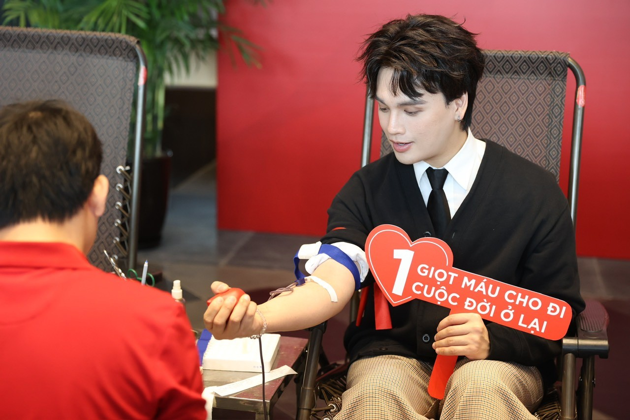 Ca sĩ Nguyễn Trần Trung Quân hiến máu tại Chủ Nhật Đỏ (03/03/2024) Ca sĩ Nguyễn Trần Trung Quân hiến máu tại Chủ Nhật Đỏ (03/03/2024)