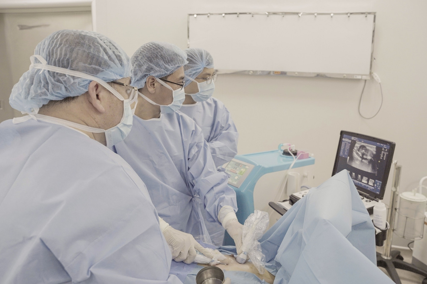 Ê kíp bác sĩ thực hiện lấy mẫu sinh thiết cho người bệnh nghi ngờ mắc ung thư vú Ê kíp bác sĩ thực hiện lấy mẫu sinh thiết cho người bệnh nghi ngờ mắc ung thư vú