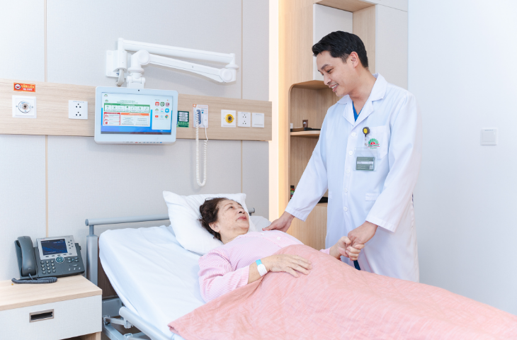 Bệnh nhân ổn định, trò chuyện với bác sĩ Tâm sau 2 ngày can thiệp